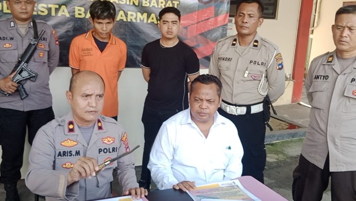 Kapolsekta Banjarmasin Barat, Kompol Aris Munandar didampingi Kanit Reskrim, Ipda Marjun,, ketika gelar kasunya, Senin (13/5/2024) SuarIndonesia/DO)