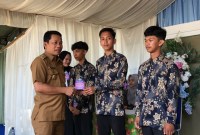 Bupati Balangan, Abdul Hadi hadiri acara perpisahan dan pengukuhan 94 siswa-siswi Madrasah Aliyah Darussalam Awayan Angkatan 40 Tahun Ajaran 2024/2024, di Kecamatan Awayan, Senin (13/5/2024) (SuarIndonesia/Adv)