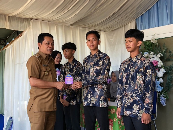 Bupati Balangan, Abdul Hadi hadiri acara perpisahan dan pengukuhan 94 siswa-siswi Madrasah Aliyah Darussalam Awayan Angkatan 40 Tahun Ajaran 2024/2024, di Kecamatan Awayan, Senin (13/5/2024) (SuarIndonesia/Adv)