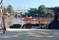 Tim relawan Rescue gabungan, Tim Basarnas, Satpolairud Polres Batola, dan TNI Angkatan Laut, langsung melakukan pencarian terhadap korban. (SuarIndonesia/DO)