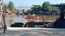 Tim relawan Rescue gabungan, Tim Basarnas, Satpolairud Polres Batola, dan TNI Angkatan Laut, langsung melakukan pencarian terhadap korban. (SuarIndonesia/DO)