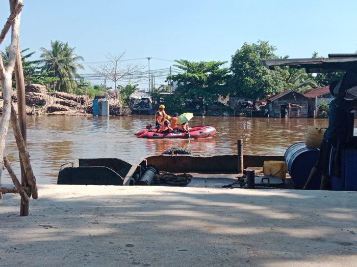 Tim relawan Rescue gabungan, Tim Basarnas, Satpolairud Polres Batola, dan TNI Angkatan Laut, langsung melakukan pencarian terhadap korban. (SuarIndonesia/DO)