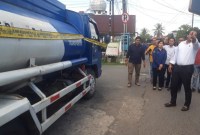 Wadir Reskrimsus Polda Kalsel, AKBP Tri Hambodo, tunjukan barang bukti diamankan, Selasa (14/5/2024) (ZI)