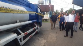 Wadir Reskrimsus Polda Kalsel, AKBP Tri Hambodo, tunjukan barang bukti diamankan, Selasa (14/5/2024) (ZI)