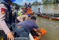 Setelah melakukan pencarian terhadap Nenek Raudah (65), akhirnya Tim relawan Rescue gabungan menemukan tak  jauh dari lokasi kejadian, Rabu (15/5/2024), sekitar pukul 12.20 WITA. (SuarIndonesia/DO)