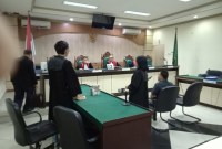 Terdakwa Arbainsyah yang mendapat dana hibah dari Pemkab Balangan untuk membangun kubah orang tunya selaku tokoh masyarakat di desanya, Rabu (15/5/2024) di hadapan majelis hakim Tindak Pidana Korupsi Banjarmasin, menyerahkan uang kerugian negara kepada Jaksa Penuntut Umum. SuarIndonesia/HD)