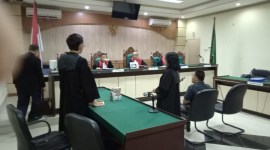 Terdakwa Arbainsyah yang mendapat dana hibah dari Pemkab Balangan untuk membangun kubah orang tunya selaku tokoh masyarakat di desanya, Rabu (15/5/2024) di hadapan majelis hakim Tindak Pidana Korupsi Banjarmasin, menyerahkan uang kerugian negara kepada Jaksa Penuntut Umum. SuarIndonesia/HD)