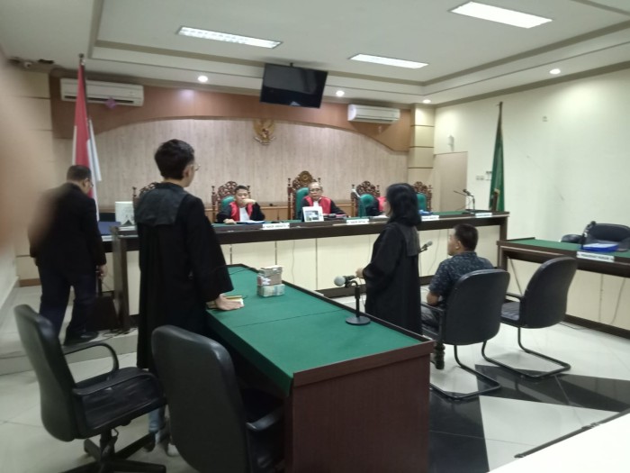 Terdakwa Arbainsyah yang mendapat dana hibah dari Pemkab Balangan untuk membangun kubah orang tunya selaku tokoh masyarakat di desanya, Rabu (15/5/2024) di hadapan majelis hakim Tindak Pidana Korupsi Banjarmasin, menyerahkan uang kerugian negara kepada Jaksa Penuntut Umum. SuarIndonesia/HD)