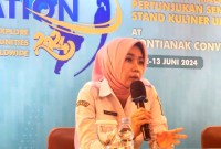 Kepala Dinas Pendidikan Kalbar, Rita Hastarita memberikan keterangan kepada sejumlah jurnalis di Pontianak terkait rencana kegiatan Global Education Fair untuk memberikan informasi kepada siswa dan masyarakat Kalbar terkait peluang beasiswa dan perguruan tinggi yang sesuai dengan pilihan mereka. [ANTARA/Rendra Oxtora]