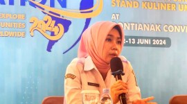 Kepala Dinas Pendidikan Kalbar, Rita Hastarita memberikan keterangan kepada sejumlah jurnalis di Pontianak terkait rencana kegiatan Global Education Fair untuk memberikan informasi kepada siswa dan masyarakat Kalbar terkait peluang beasiswa dan perguruan tinggi yang sesuai dengan pilihan mereka. [ANTARA/Rendra Oxtora]
