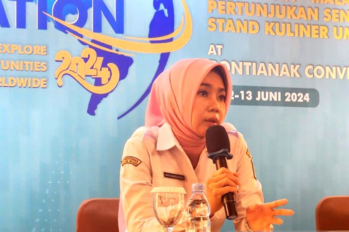Kepala Dinas Pendidikan Kalbar, Rita Hastarita memberikan keterangan kepada sejumlah jurnalis di Pontianak terkait rencana kegiatan Global Education Fair untuk memberikan informasi kepada siswa dan masyarakat Kalbar terkait peluang beasiswa dan perguruan tinggi yang sesuai dengan pilihan mereka. [ANTARA/Rendra Oxtora]