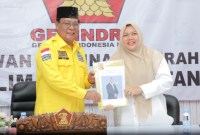 Setelah menyerahkan berkas pendaftaran ke DPD Golkar Kalsel, Hj. Raudatul Jannah atau Acil Odah juga mendaftar ke Gerindra Kalsel (SuarIndonesia/Ist)
