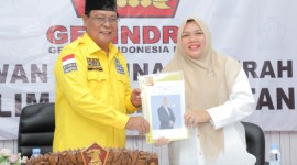 Setelah menyerahkan berkas pendaftaran ke DPD Golkar Kalsel, Hj. Raudatul Jannah atau Acil Odah juga mendaftar ke Gerindra Kalsel (SuarIndonesia/Ist)