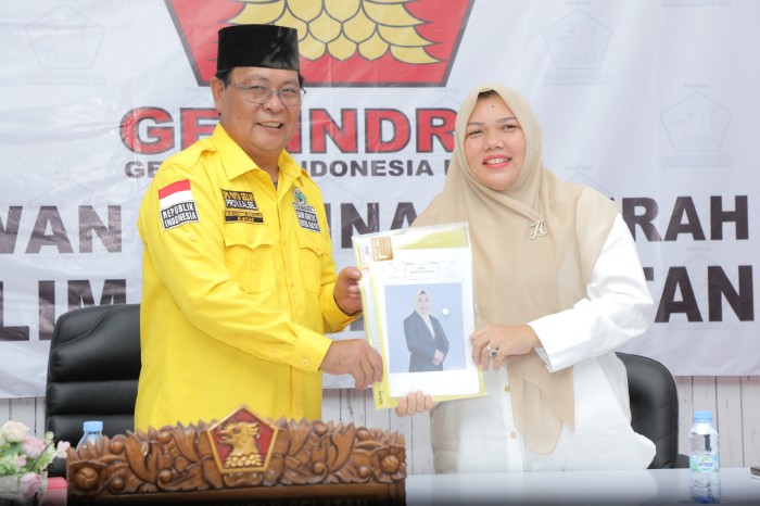Setelah menyerahkan berkas pendaftaran ke DPD Golkar Kalsel, Hj. Raudatul Jannah atau Acil Odah juga mendaftar ke Gerindra Kalsel (SuarIndonesia/Ist)