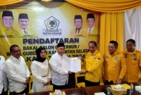 Akhmad Rozanie Himawan Nugraha, menyerahkan berkas pendaftaran penjaringan bakal calon wakil gubernur (Bacawagub) ke Partai Golkar, Rabu (15/5/2024). (SuarIndonesia/HM)