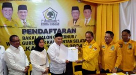 Akhmad Rozanie Himawan Nugraha, menyerahkan berkas pendaftaran penjaringan bakal calon wakil gubernur (Bacawagub) ke Partai Golkar, Rabu (15/5/2024). (SuarIndonesia/HM)