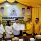 Akhmad Rozanie Himawan Nugraha, menyerahkan berkas pendaftaran penjaringan bakal calon wakil gubernur (Bacawagub) ke Partai Golkar, Rabu (15/5/2024). (SuarIndonesia/HM)