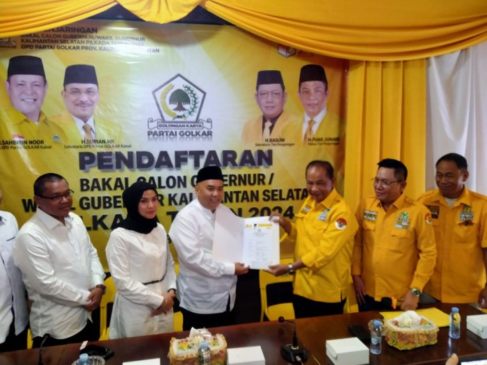 Akhmad Rozanie Himawan Nugraha, menyerahkan berkas pendaftaran penjaringan bakal calon wakil gubernur (Bacawagub) ke Partai Golkar, Rabu (15/5/2024). (SuarIndonesia/HM)