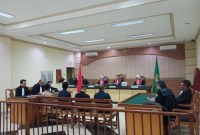 Para terdakwa duduk di kursi terdakwa di Pengadilan Tindak Pidana Korupsi Banjarmasin. (SuarIndonesia/HD)