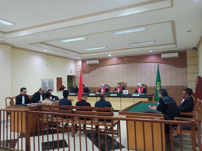 Para terdakwa duduk di kursi terdakwa di Pengadilan Tindak Pidana Korupsi Banjarmasin. (SuarIndonesia/HD)