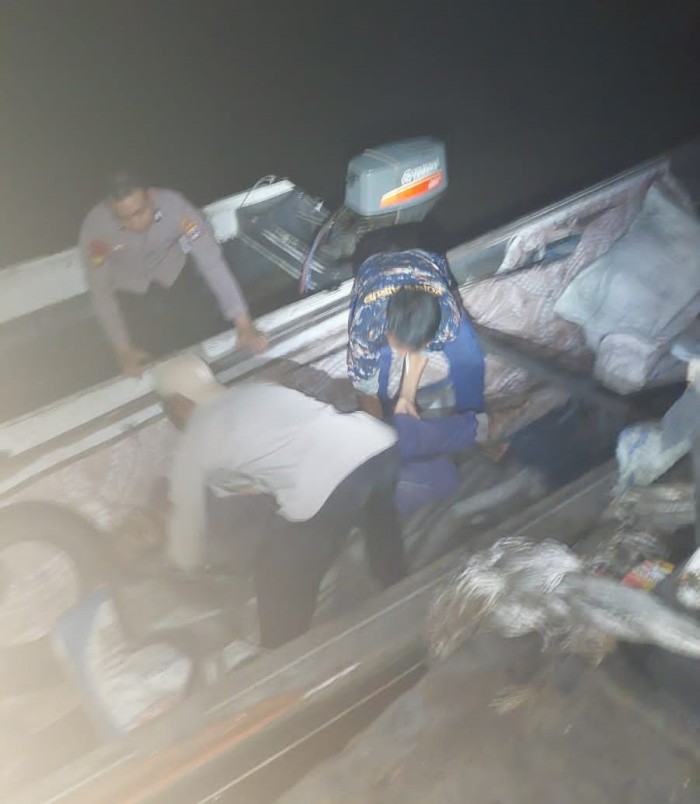 Mayat, pria bernama Usman (58), ditemukan meninggal dunia di belakang Tongkang Tama 3082 tepatnya di Perairan Barito Desa Balandean Muara Kecamatan, Alalak Kabupaten Barito Kuala, Kamis dinihari (16/5/2024), sekitar pukul 01.00 WITA. (SuarIndonesia/Ist)