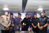 Jajaran Ditpolairud Polda Kaltara bertukar cinderamata dengan Pasukan Polis Marin Wilayah 4 Sabah-Malaysia di Sebatik, Nunukan, Kamis (16/5/2024). [ANTARA/HO-Polda Kaltara]