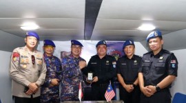 Jajaran Ditpolairud Polda Kaltara bertukar cinderamata dengan Pasukan Polis Marin Wilayah 4 Sabah-Malaysia di Sebatik, Nunukan, Kamis (16/5/2024). [ANTARA/HO-Polda Kaltara]