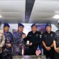 Jajaran Ditpolairud Polda Kaltara bertukar cinderamata dengan Pasukan Polis Marin Wilayah 4 Sabah-Malaysia di Sebatik, Nunukan, Kamis (16/5/2024). [ANTARA/HO-Polda Kaltara]