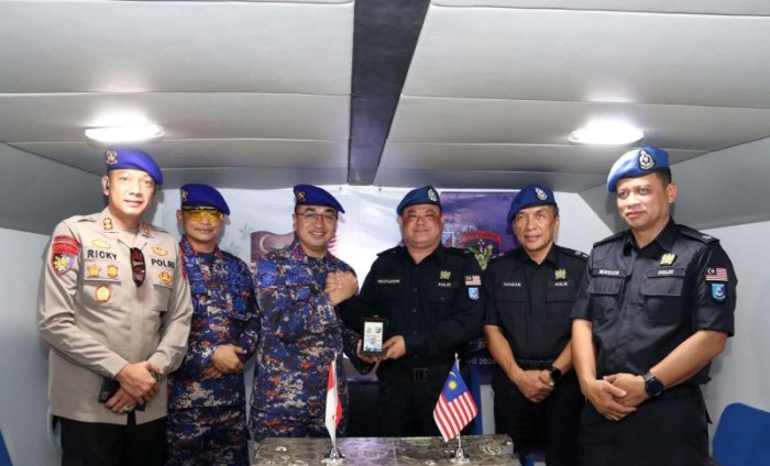 Jajaran Ditpolairud Polda Kaltara bertukar cinderamata dengan Pasukan Polis Marin Wilayah 4 Sabah-Malaysia di Sebatik, Nunukan, Kamis (16/5/2024). [ANTARA/HO-Polda Kaltara]