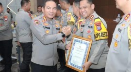 Kapolresta Banjarmasin, Kombes Pol. Sabana Atmojo, menerima penghargaan. (SuarIndonesia/Ist)