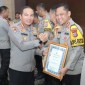Kapolresta Banjarmasin, Kombes Pol. Sabana Atmojo, menerima penghargaan. (SuarIndonesia/Ist)