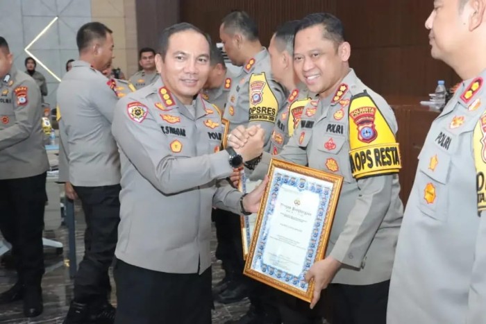 Kapolresta Banjarmasin, Kombes Pol. Sabana Atmojo, menerima penghargaan. (SuarIndonesia/Ist)
