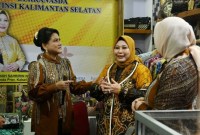 Ibu negara Iriana Jokowi mengunjungi stand Deskrasnada Kalsel (Kalimantan Selatan) pada Expo Dewan Kerajinan Nasional (Dekranas) di Pamedan Pura Mangkunegaran, Solo Kamis (16/5/2024) (SuarIndonesia/Adv)