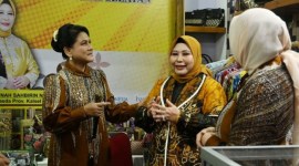 Ibu negara Iriana Jokowi mengunjungi stand Deskrasnada Kalsel (Kalimantan Selatan) pada Expo Dewan Kerajinan Nasional (Dekranas) di Pamedan Pura Mangkunegaran, Solo Kamis (16/5/2024) (SuarIndonesia/Adv)