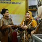 Ibu negara Iriana Jokowi mengunjungi stand Deskrasnada Kalsel (Kalimantan Selatan) pada Expo Dewan Kerajinan Nasional (Dekranas) di Pamedan Pura Mangkunegaran, Solo Kamis (16/5/2024) (SuarIndonesia/Adv)