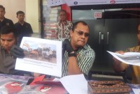 Wakil Direktur Reskrimsus Polda AKBP Tri Hambodo (berkaca mata) ketika menyampaikan hasil pengungkapan pertambangan batubara ilegal di Kabupaten HSS, Jumat (17/5/2024).. SuarIndonesia/ZI)