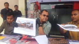 Wakil Direktur Reskrimsus Polda AKBP Tri Hambodo (berkaca mata) ketika menyampaikan hasil pengungkapan pertambangan batubara ilegal di Kabupaten HSS, Jumat (17/5/2024).. SuarIndonesia/ZI)