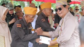 peringatan HUT ke-75 Proklamasi Kemerdekaan Gubernur Tentara Divisi IV Angkatan Laut Republik Indonesia (ALRI) Pertahanan Kalimantan Tahun 2024 dengan khidmat di Monumen Proklamasi 17 Mei 1949, Batubini, Kecamatan Padangbatung, Kabupaten Hulu Sungai Selatan Jumat (17/5/2024) (SuarIndonesia/Adv)