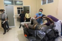 a Sunu Trihatso (38) ke Instalasi Pemulasaran Jenazah Rumah Sakit Umum Daerah (RSUD) Ulin Banjarmasin, guna dilakukan visum, sembari  menunggu pihak keluarganya. (SuarIndonesia/DO)