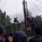 seorang kakek ditemukan tewas tergantung di atas tiang listrik yang berada di kawasan Desa Tinggiran II Luar Handil I RT 02 Kecamatan Tamban Kabupaten Barito Kuala (Batola), Minggu (19/5/2024).. SuarIndonesia/DO)