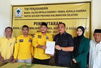 Aditya Mufti Ariffin, mulai melakukan pendftaran ke sejumlah partai politik. Saat mendaftar ke Golkar Banjarbaru, Minggu (19/5/2024) (SuarIndonesia/Ist) 