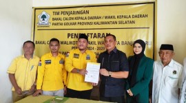 Aditya Mufti Ariffin, mulai melakukan pendftaran ke sejumlah partai politik. Saat mendaftar ke Golkar Banjarbaru, Minggu (19/5/2024) (SuarIndonesia/Ist) 