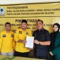 Aditya Mufti Ariffin, mulai melakukan pendftaran ke sejumlah partai politik. Saat mendaftar ke Golkar Banjarbaru, Minggu (19/5/2024) (SuarIndonesia/Ist) 