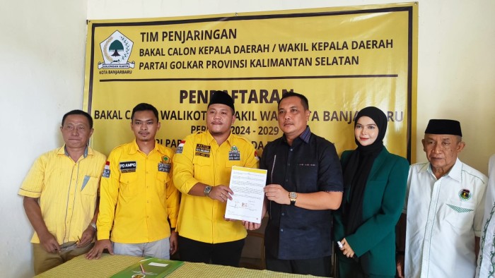 Aditya Mufti Ariffin, mulai melakukan pendftaran ke sejumlah partai politik. Saat mendaftar ke Golkar Banjarbaru, Minggu (19/5/2024) (SuarIndonesia/Ist) 