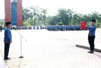 Seorang ASN membacakan naskah teks Pancasila di depan Gubernur Kaltara Zainal A Paliwang (kiri) saat menjadi inspektur upacara peringatan Hari Kebangkitan Nasional (Harkitnas) ke-116 di Lapangan Agatis, Tanjung Selor, Bulungan, Senin (20/5/2024). [ANTARA/HO-Muhammad Arfan]