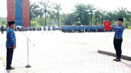 Seorang ASN membacakan naskah teks Pancasila di depan Gubernur Kaltara Zainal A Paliwang (kiri) saat menjadi inspektur upacara peringatan Hari Kebangkitan Nasional (Harkitnas) ke-116 di Lapangan Agatis, Tanjung Selor, Bulungan, Senin (20/5/2024). [ANTARA/HO-Muhammad Arfan]