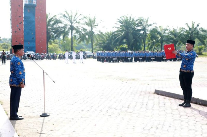 Seorang ASN membacakan naskah teks Pancasila di depan Gubernur Kaltara Zainal A Paliwang (kiri) saat menjadi inspektur upacara peringatan Hari Kebangkitan Nasional (Harkitnas) ke-116 di Lapangan Agatis, Tanjung Selor, Bulungan, Senin (20/5/2024). [ANTARA/HO-Muhammad Arfan]