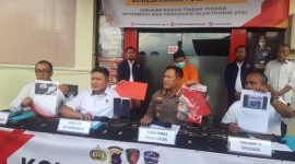 Direktur  Reskrimsus Polda Kalsel, Kombes Pol Aditya Gofur Siregar, didampingi Kabid Humas Polda Kalsel, Kombes Pol Adam Erwindi. *SuarIndonesia/ZI)