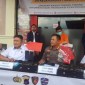 Direktur  Reskrimsus Polda Kalsel, Kombes Pol Aditya Gofur Siregar, didampingi Kabid Humas Polda Kalsel, Kombes Pol Adam Erwindi. *SuarIndonesia/ZI)