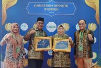 Paman Birin menerima Anugerah Adinata Syariah 2024 yang diselenggarakan oleh Komite Nasional Ekonomi dan Keuangan Syariah (KNEKS) di Aula Gedung Syariah Kawasan PIK 2 Jakarta,  Senin (20/5/2024). (SuarIndonesia/Adv)